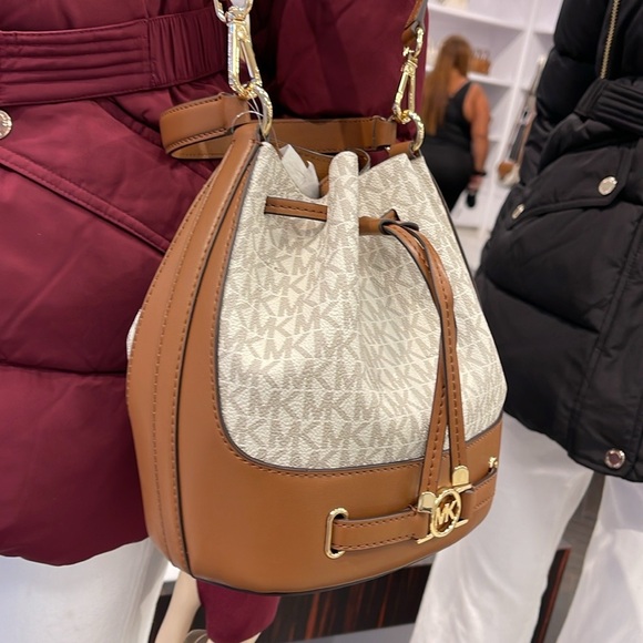 Michael Kors Reed Medium Belted Bucket Messenger Crossbody Handbag Vanilla MK - Picture 1 of 16